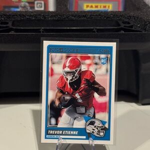 🔥 2025 Panini Score Trevor Etienne Rookie Card. Carolina Panthers